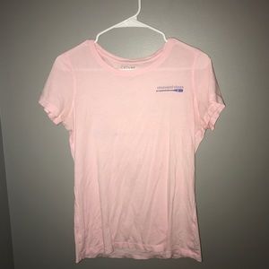 light pink vineyard vines tee